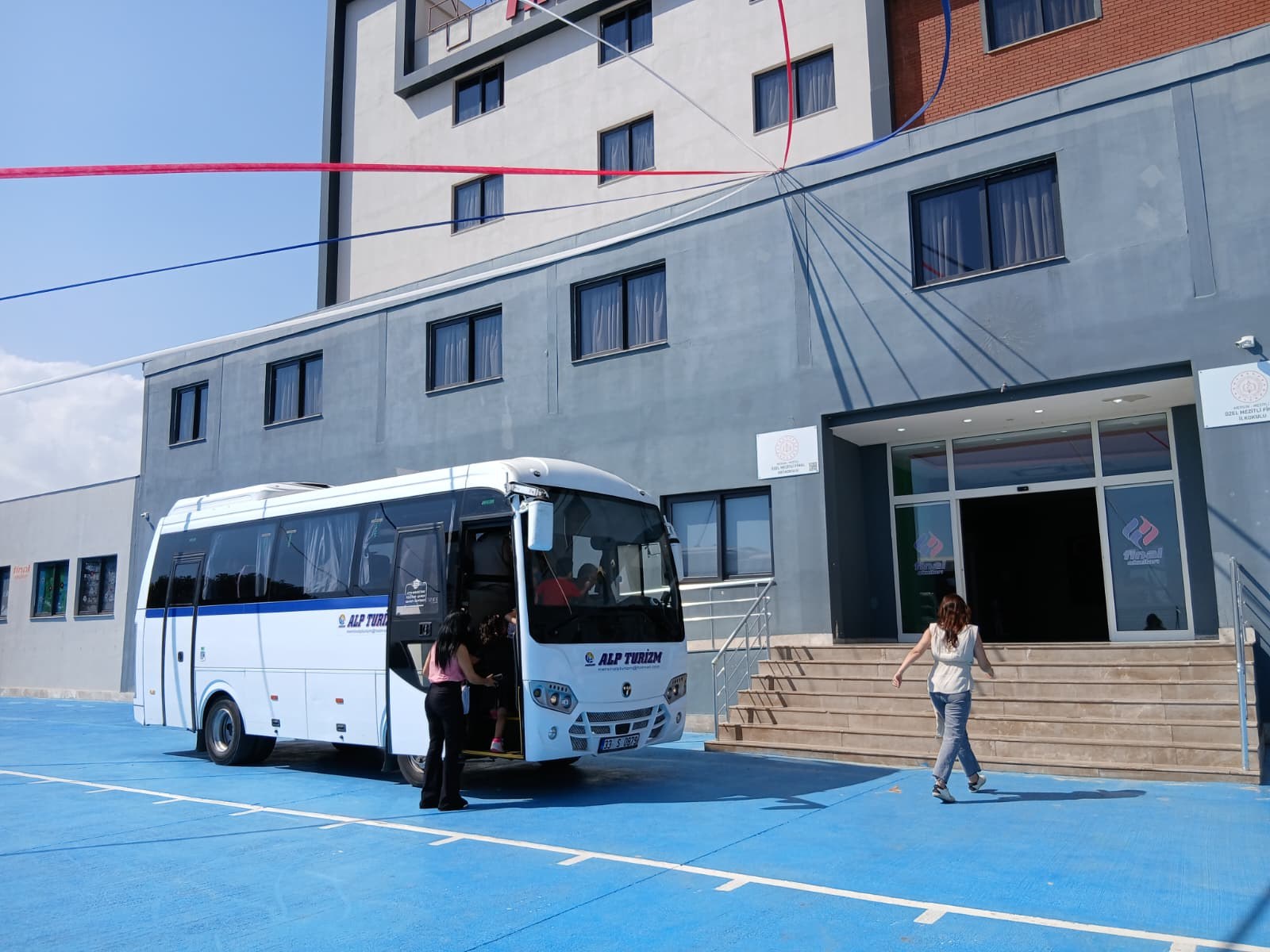 Okul önünde Alp Turizm servis aracının gerçek fotoğrafı